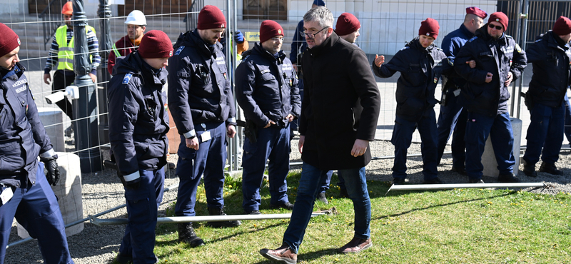 Így vitték el a rendőrök a kordonbontókat – videó