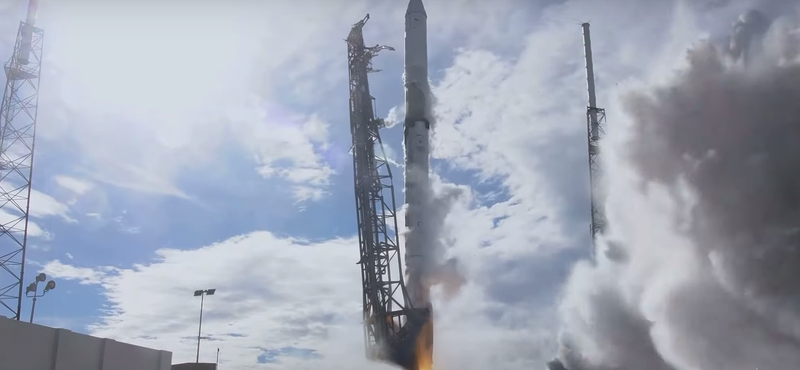 Robbanással tesztelték a Space X emberek szállítására alkalmas űrhajóját