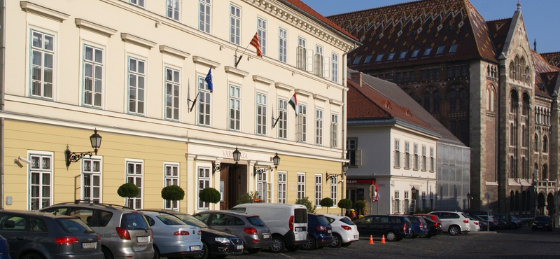 Bárki megnézheti, milyen fizetésért dolgoznak az új budavári önkormányzatnál