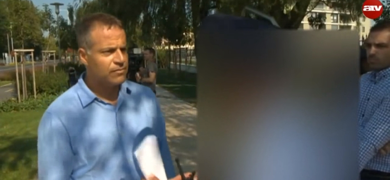 Videó: Juhász Péter a Fidesz-frakcióülésnél trollkodott, a rendőrség végül ráhagyta