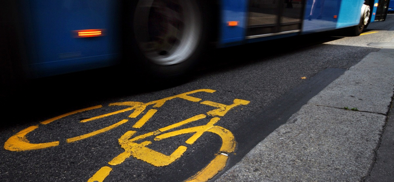 Van egy buszsáv, ami még nem buszsáv, így az összes autós szabályosan használhatja