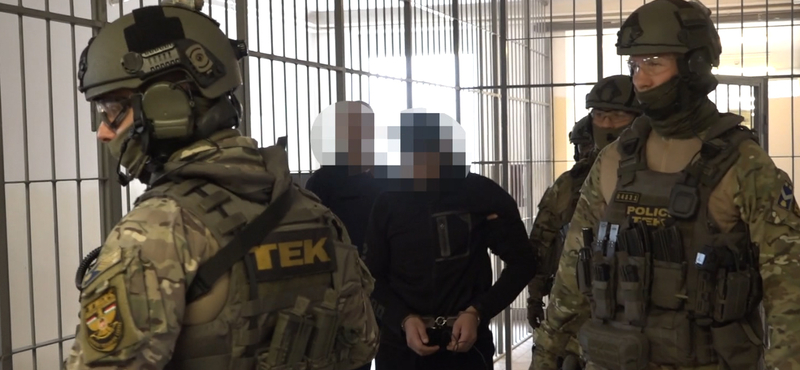 Brüsszel: nincsenek migránsokat segítő, név nélküli bankkártyák