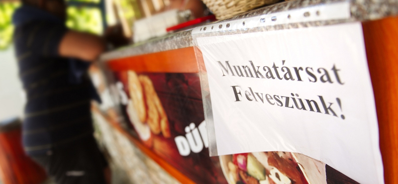 Kötelező szervízdíj jöhet az éttermekben?
