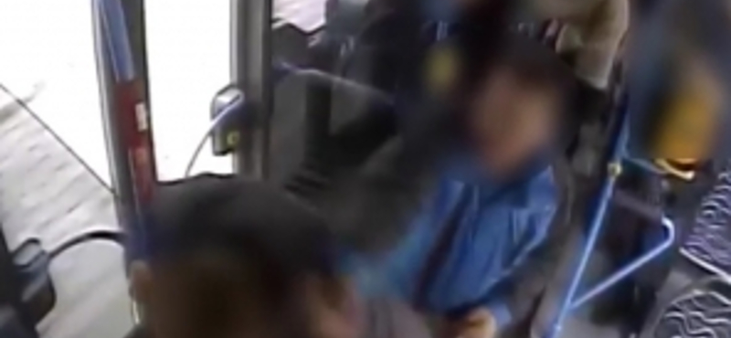 Feladta magát a 7-es buszon gázspray-vel támadó garázda - videó