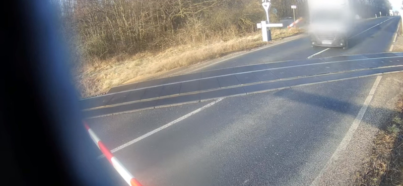 Centiken múlt a vasúti átjáróba beleszántó teherautós élete – videó