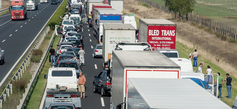 Négyen ütköztek össze, teljes útzár az M1-esen