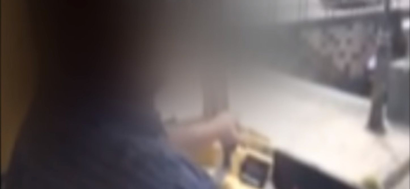 Nem bírta a kamerázást a villamosvezető, kiverte a telefont az utas kezéből – videó