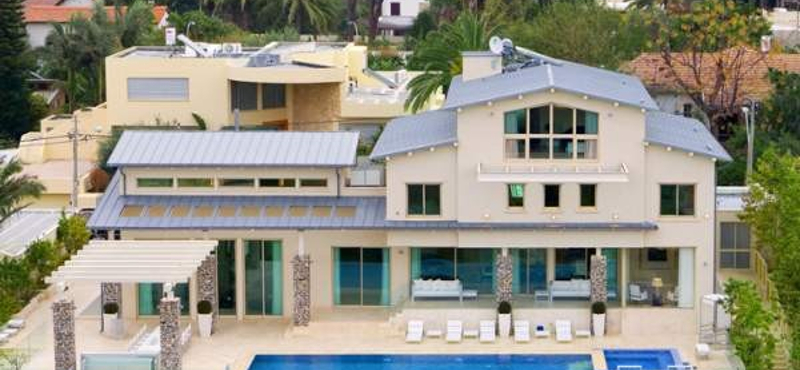 Teljesen átlagos luxusvilla eladó - fekete zongorával 