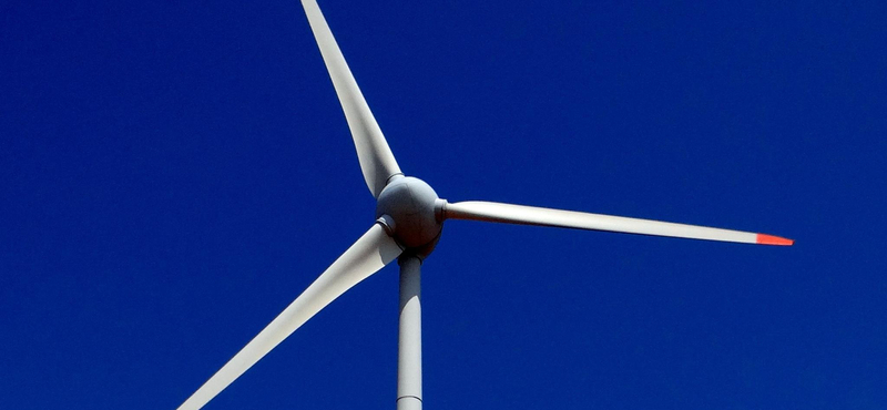 Ezt hívják ingyenáramnak: egyetlen fordulattal 29 órára elég áramot termel a hatalmas szélkerék