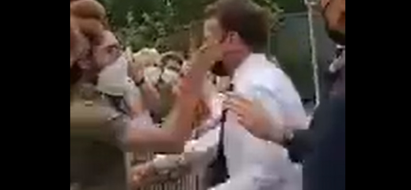 Pofon vágták Emmanuel Macront – videó