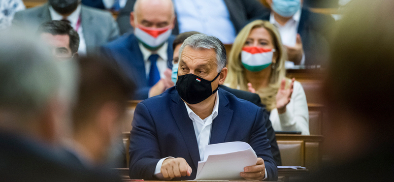 Itt a kormányrendelet: esti kijárási tilalom, néhol közterületen is kötelező maszk, a gyógyszertárak és benzinkutak nem zárnak 19 órakor