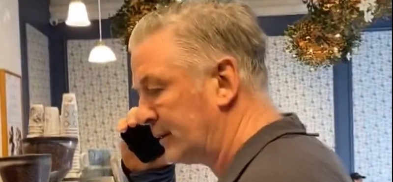 Kiverte zaklatója kezéből a telefont Alec Baldwin egy kávézóban - videó