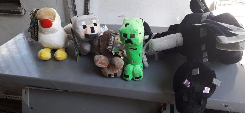 Egy nagy rakás Minecraft-figurát koboztak el Ferihegyen a pénzügyőrök – fotók