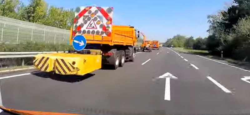 Videón mutatja a közútkezelő, hogyan veszélyezteti egy autós a munkatársaikat 