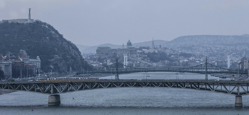 Busz és teherautó ütközött a Petőfi híd budai hídfőjénél, többen megsérültek