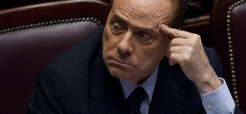 Berlusconi újra sanzonénekes lehet