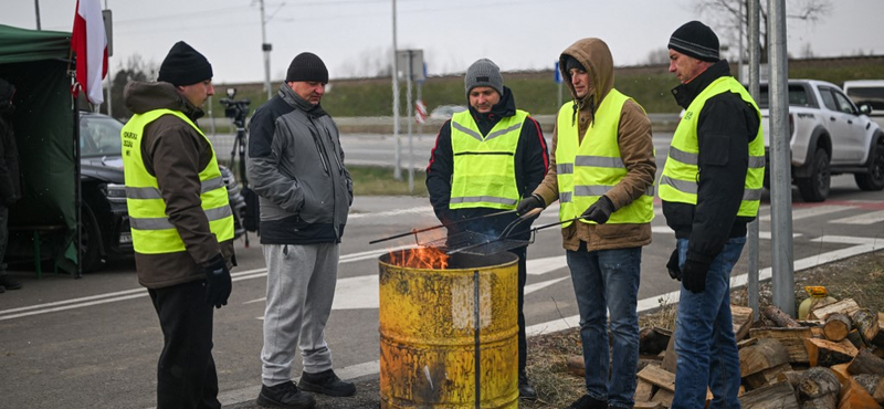 A lengyel gazdák országszerte blokád alá vették a főutakat – van, ahol még a tanítás is elmaradt