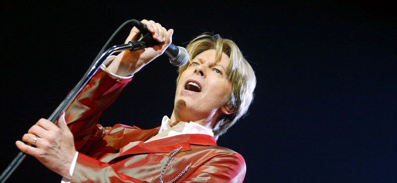 És azt ismerik, amikor David Bowie az asztal alá bújt Roger Moore elől?