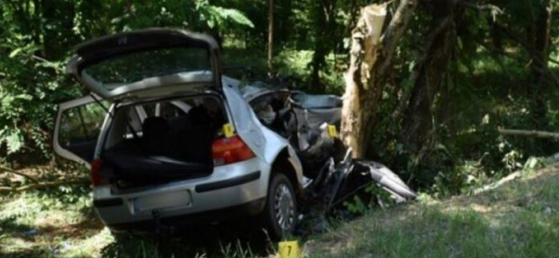 Az utasa halt meg a kanyarban előző és balesetet szenvedő autósnak