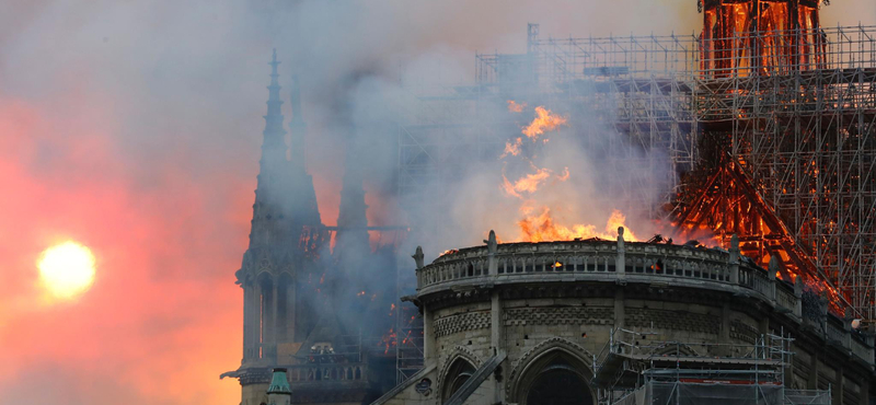 A leégett Notre-Dame miatt ólomszennyezetté váltak a párizsi mézek