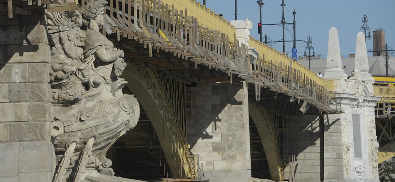 Kőkonzolokat raknak a Margit hídra: lezárások lesznek