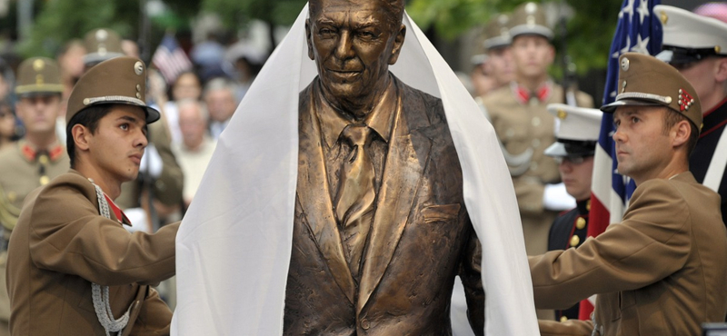 Fényben úsztatják a pesti Reagan-szobrot