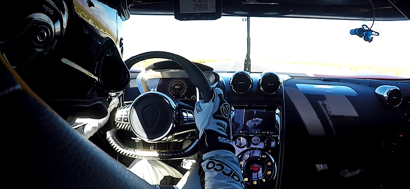 Videó: Szinte semmi különös belülről, ahogy a Koenigsegg 458 km/h-s tempóval száguld