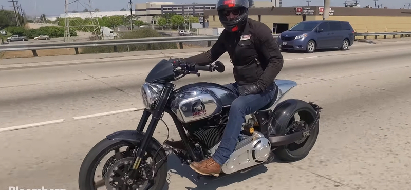 Nem is gondolná, de ez a színész saját motort készített