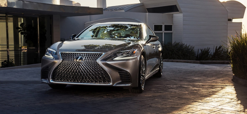 Ennél feltűnőbb már nem nagyon lehetne az új csúcs Lexus