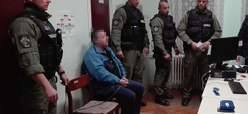 Vizsgálat indult a rendőrség udvarán a csomagtartóban maradt holttest ügyében