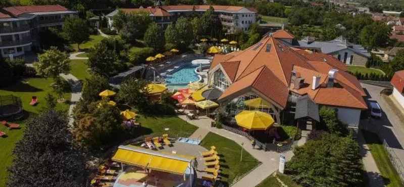 Szociális alapon pihenhetnek a médiahatóság dolgozói az ötcsillagos alsópáhoki luxusszállodában