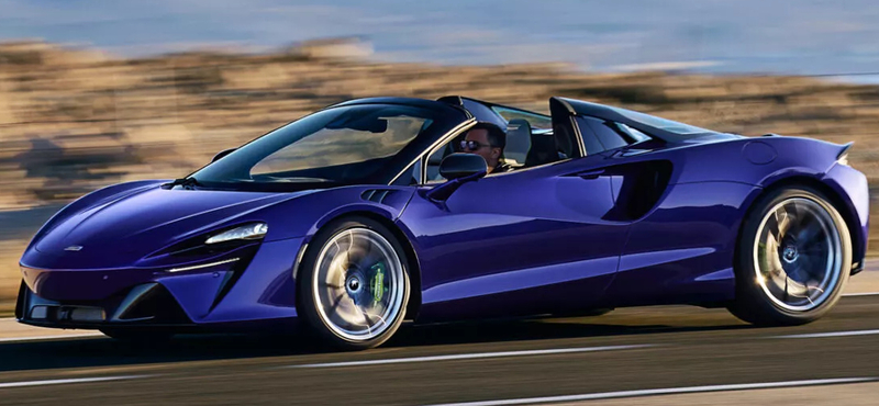 330 km/h és nyitott tető, ezt tudja a legújabb hibrid McLaren