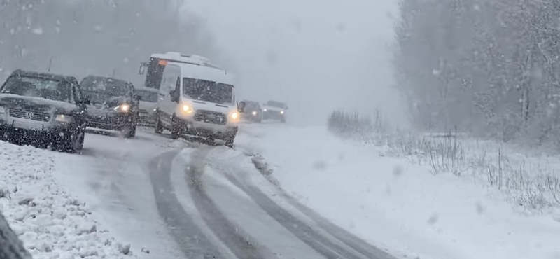 A Bakonyban már szakad a hó, több busz és autó is elakadt