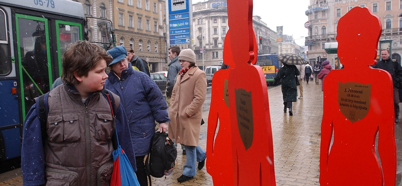 Az Emmi a nők elleni erőszak megszüntetésének világnapján is migránsozik