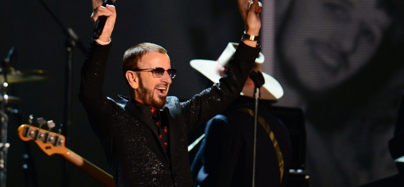 Ringo Starr mostantól reggelizni is talpig lovagi díszben fog 
