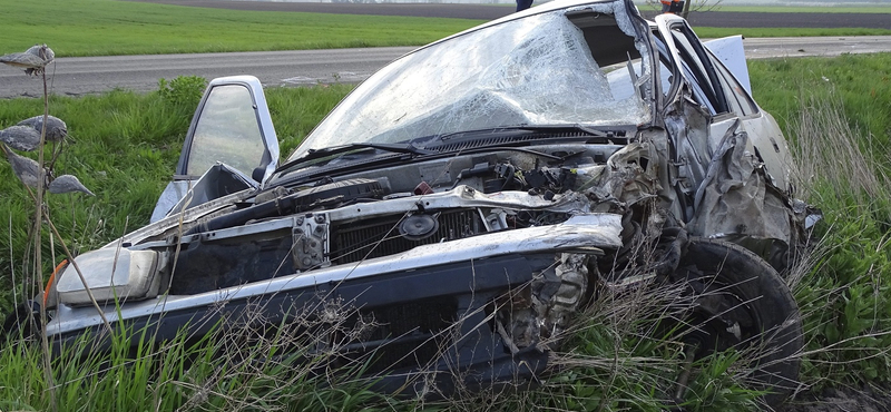 Fotók: A motor és az autó is összetört a reggeli balesetben, a motoros meghalt