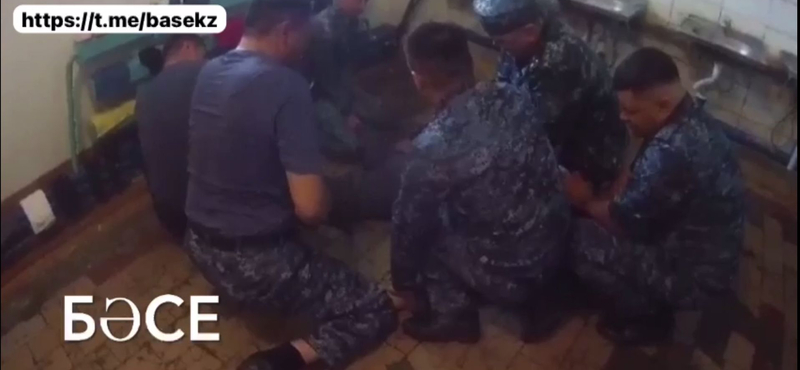 Nyilvánosságra került egy durva videó, amin egy Kazahsztánban bebörtönzött ellenzéki aktivistát kínoznak