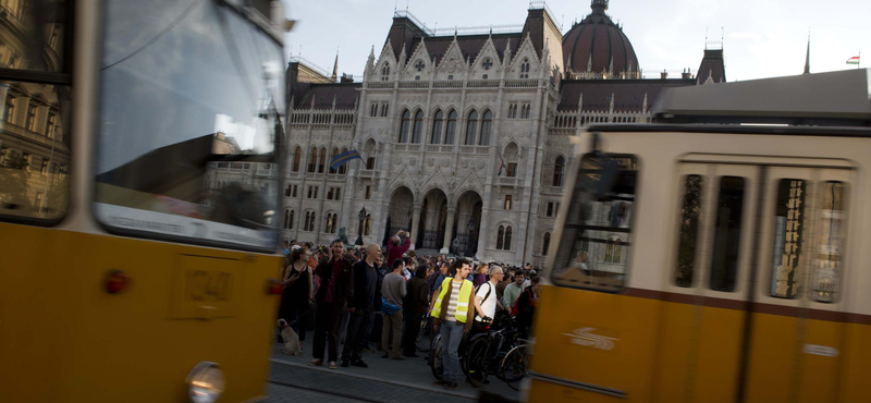 Nem áll meg a metró a Kossuth téren