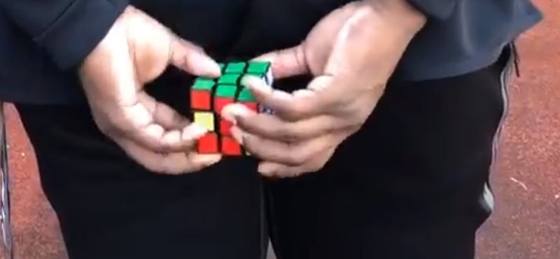 Elképesztő Rubik-kocka-világrekordot állított be egy 9 éves kisfiú