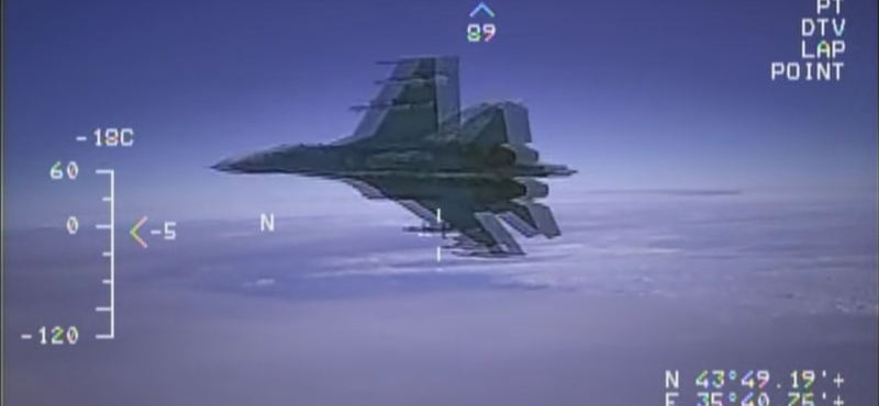 Ritka videó: 150 centire repült egy orosz vadászgép egy amerikai kémrepülőtől