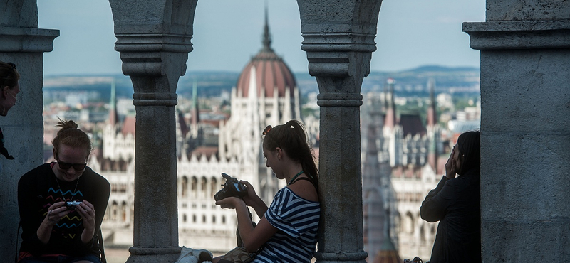 Idegenvezetők ezrei kérik a kormány segítségét, de csak néhány tucatnyian kapják meg azt
