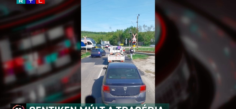Az utolsó pillanatban kormányozta vissza a sínekről az autót egy sofőr a vácrátóti átjárónál - videó