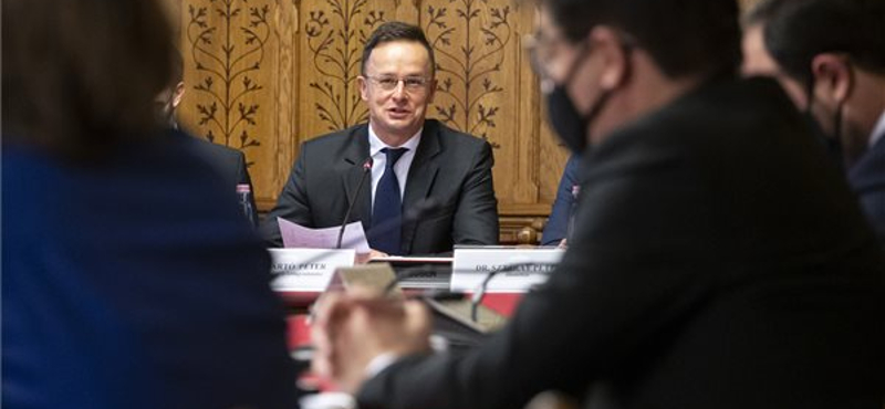 Szijjártó: Év végéig meglehet a Pfizer engedélye