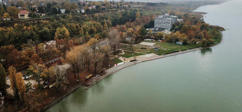 Nyarat idéző tömeg, kígyózó sorok - a Balatonhoz menekülnek a nyaralótulajdonosok