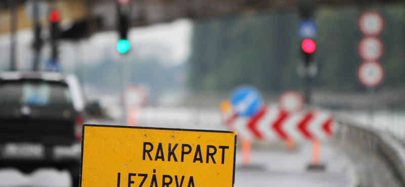 Erre figyeljen, ha ma a pesti alsó rakparton autózik
