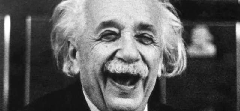 Egy toll vagy egy kalapács ér földet hamarabb? 1200 órán át tesztelték, és csak igaza van Einsteinnek