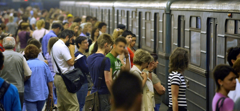 Lámpák figyelmeztetnek a metróajtó csukódására