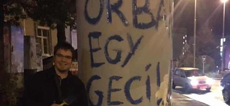 Simicska fia festette vissza a hirdetőoszlopokra, hogy Orbán egy geci