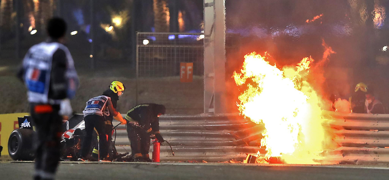 Tűzgömbbé vált Grosjean autója a Bahreini Nagydíj rajtja után – videó