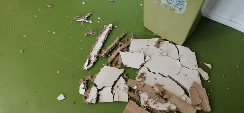 Leszakadt az eső miatt a békásmegyeri Veres Péter Gimnázium plafonjának egy része